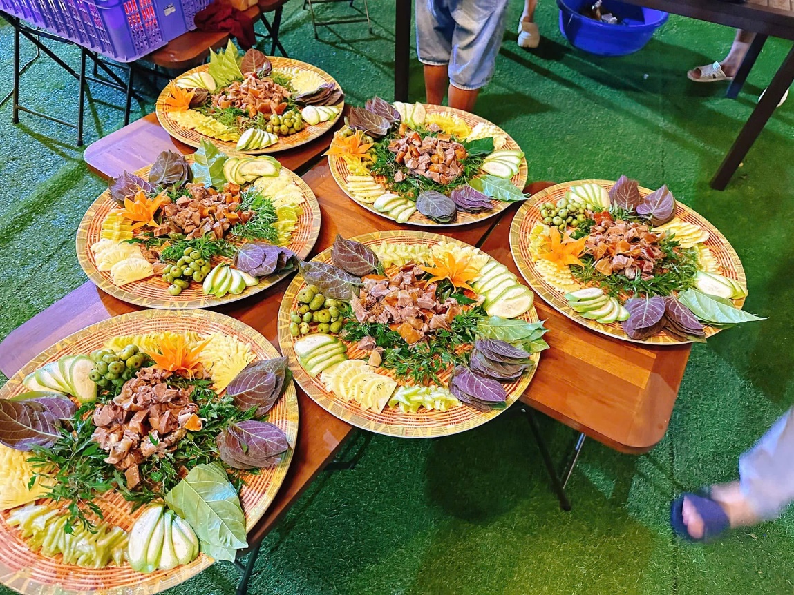 Bàn tiệc đồng quê thực tế tại Nhà hàng Xuân Trường