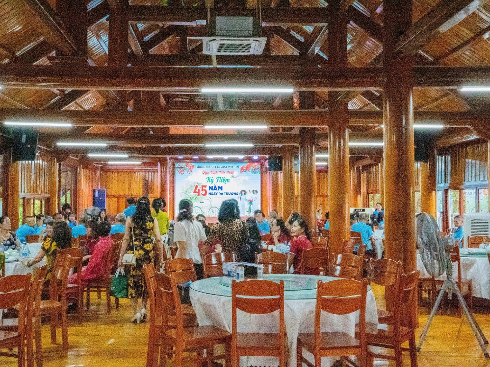 Đoàn khách trải nghiệm tại nhà hàng 4