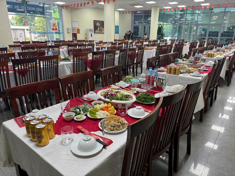 Phòng riêng điều hòa với bàn tròn phục vụ nhóm khách