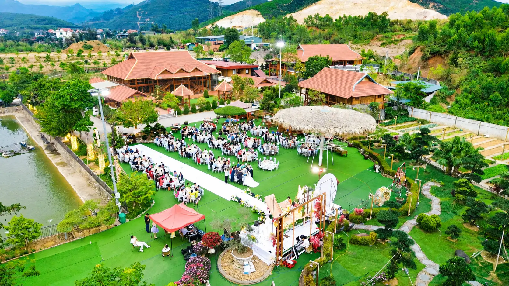 Toàn cảnh khuôn viên Nhà hàng Xuân Trường nhìn từ trên cao với tiệc cưới ngoài trời