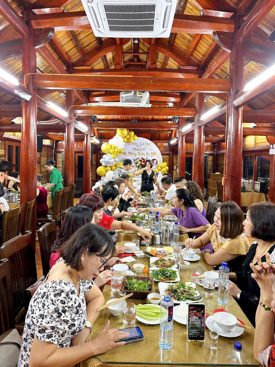 Đoàn khách đông dùng bữa tại nhà hàng