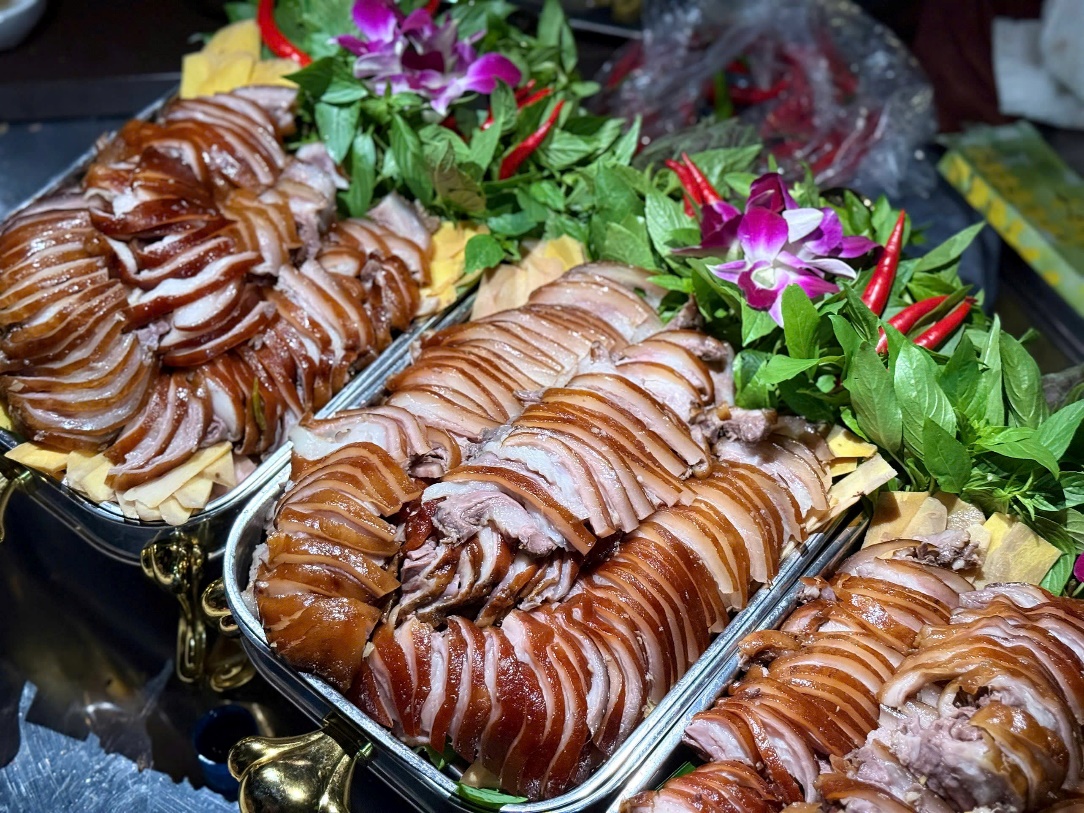 Mâm món ăn thực tế tại Nhà hàng Xuân Trường được bày trên bàn gỗ