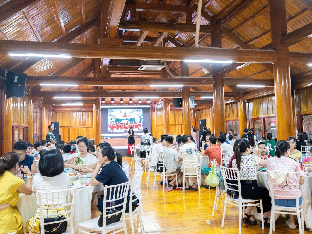 Hội trường tiệc của Nhà hàng Xuân Trường đã bày bàn cho đoàn khách đông